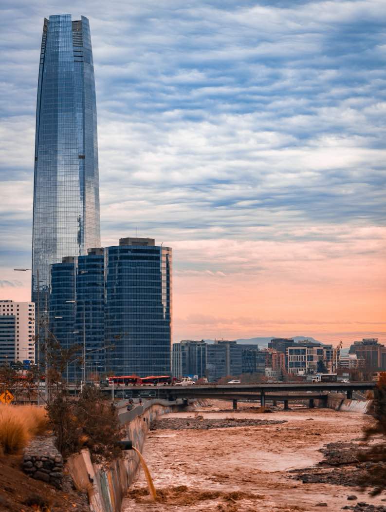 Santiago de Chile, Torre Costanera y la Cordillera de los Andes